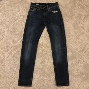 Levi's 502 jeans - Säljer nu mina snygga Levi’s 502 för att det är för små. Nypris: 1299 kr, Storlek: W27 L32. Bara att höra av dig vid frågor och pris kan diskuteras vid smidig affär!