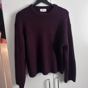Mörk vinröd stickad tröja  - Mysig mörk vinröd stickad tröja från Gina tricot som använts 1-2 ggr. ❣️