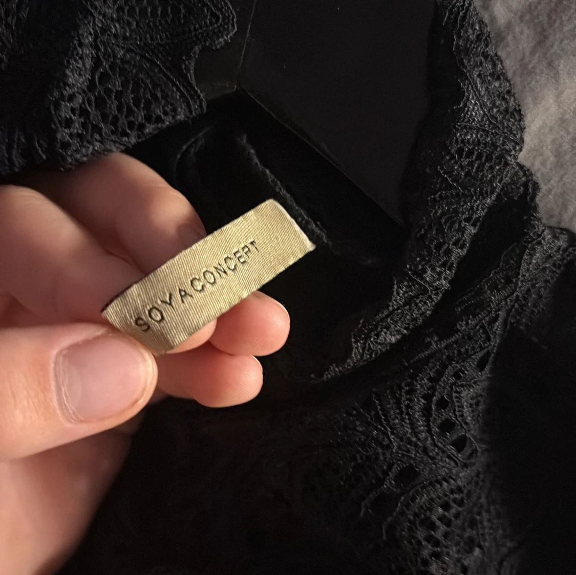 Svart spetsklänning från Soyaconcept - 2