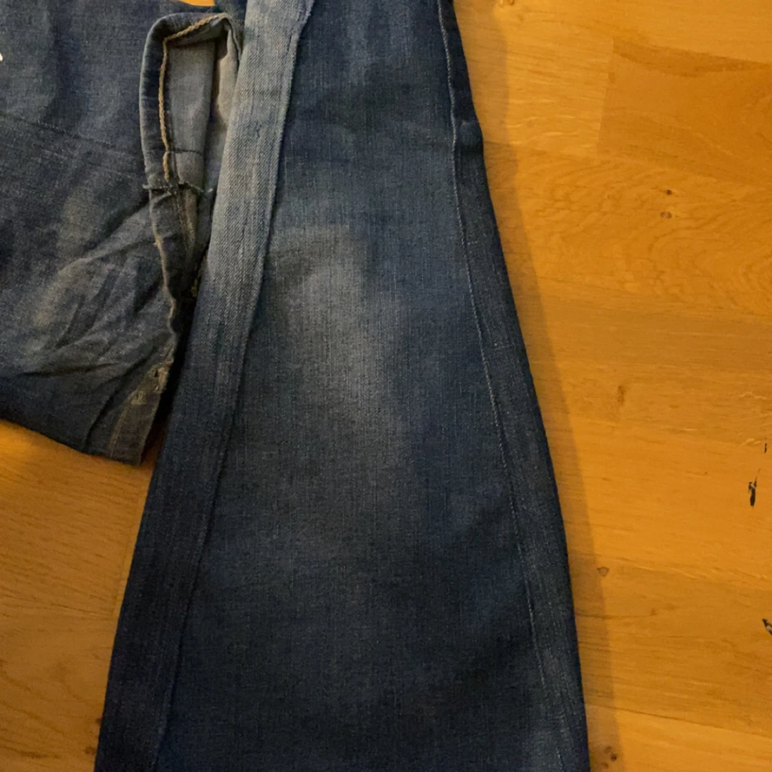 Levis blå bootcut jeans med egna hål  - 2