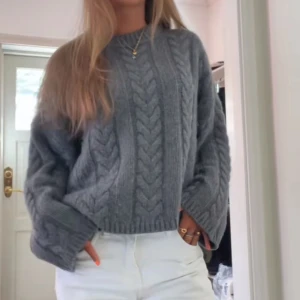 Chunky Cable Knit - SoftGoat, använd 2-3 gånger endast så helt som ny. Helt slutsåld och nypris är 4,495