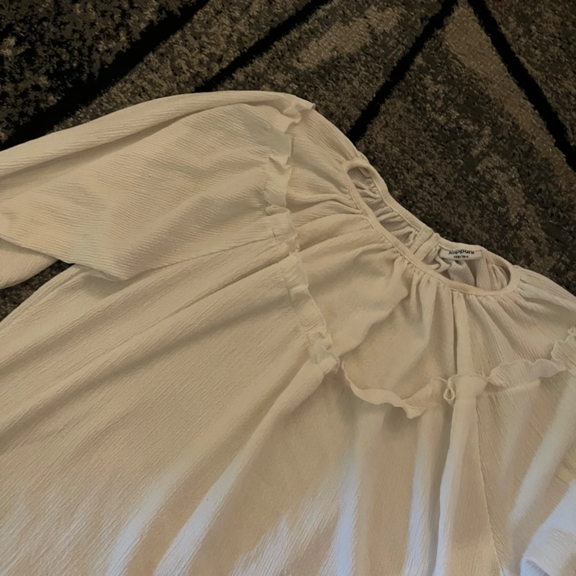 Vit blus med volang från KappAhl - 2