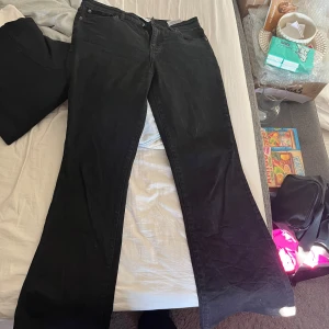 Svarta bootcut jeans från Bershka - Säljer ett par svarta jeans från Bershka i storlek 38. Modellen har bootcut-ben. Snygga till allt och jätte sköna😊😊