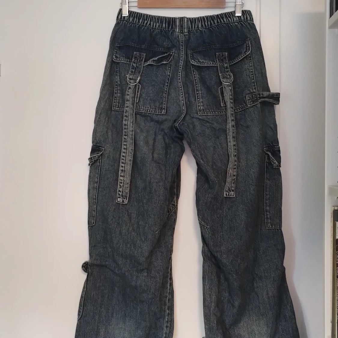 Baggy cargopants i mörk denim - 1
