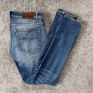 Tiger of Sweden jeans  - •8/10 skick - ✅ •Storlek - W30, L32📏 •model - evolve👖 •Fraktar - inom 24h📦•Defekt - slitning på högra benet