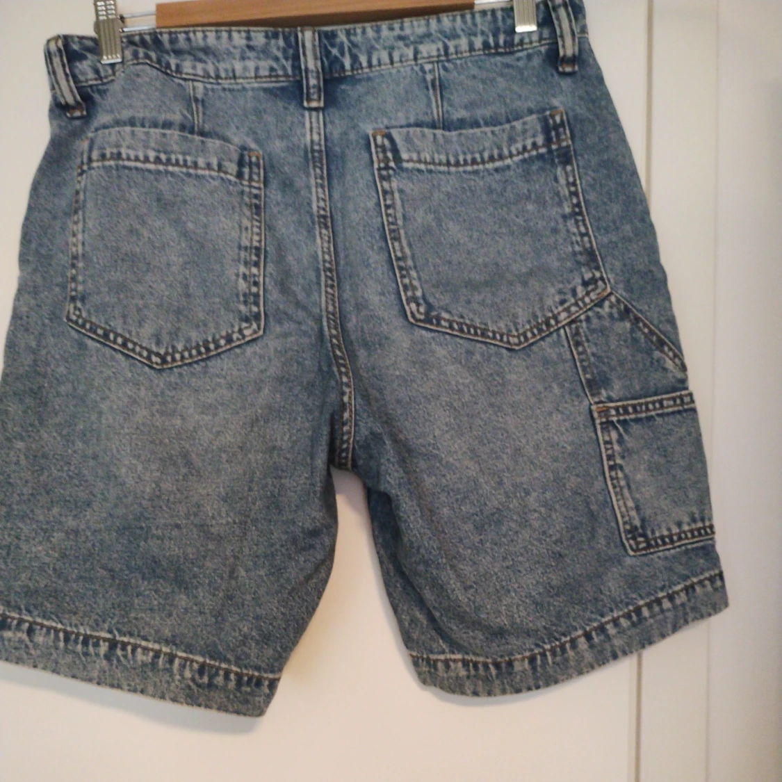 Blå jeansshorts med fickor från H&M - 1