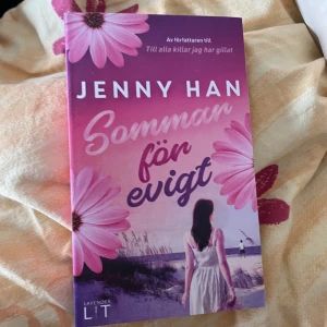 Sommar för evigt - En romantisk och känslosam bok om kärlek, val och sommarens magi. Perfekt för dig som älskar drama, relationer och att drömma dig bort till soliga stränder. Sista delen i Jenny Hans populära Sommarserie, känd från Netflix.