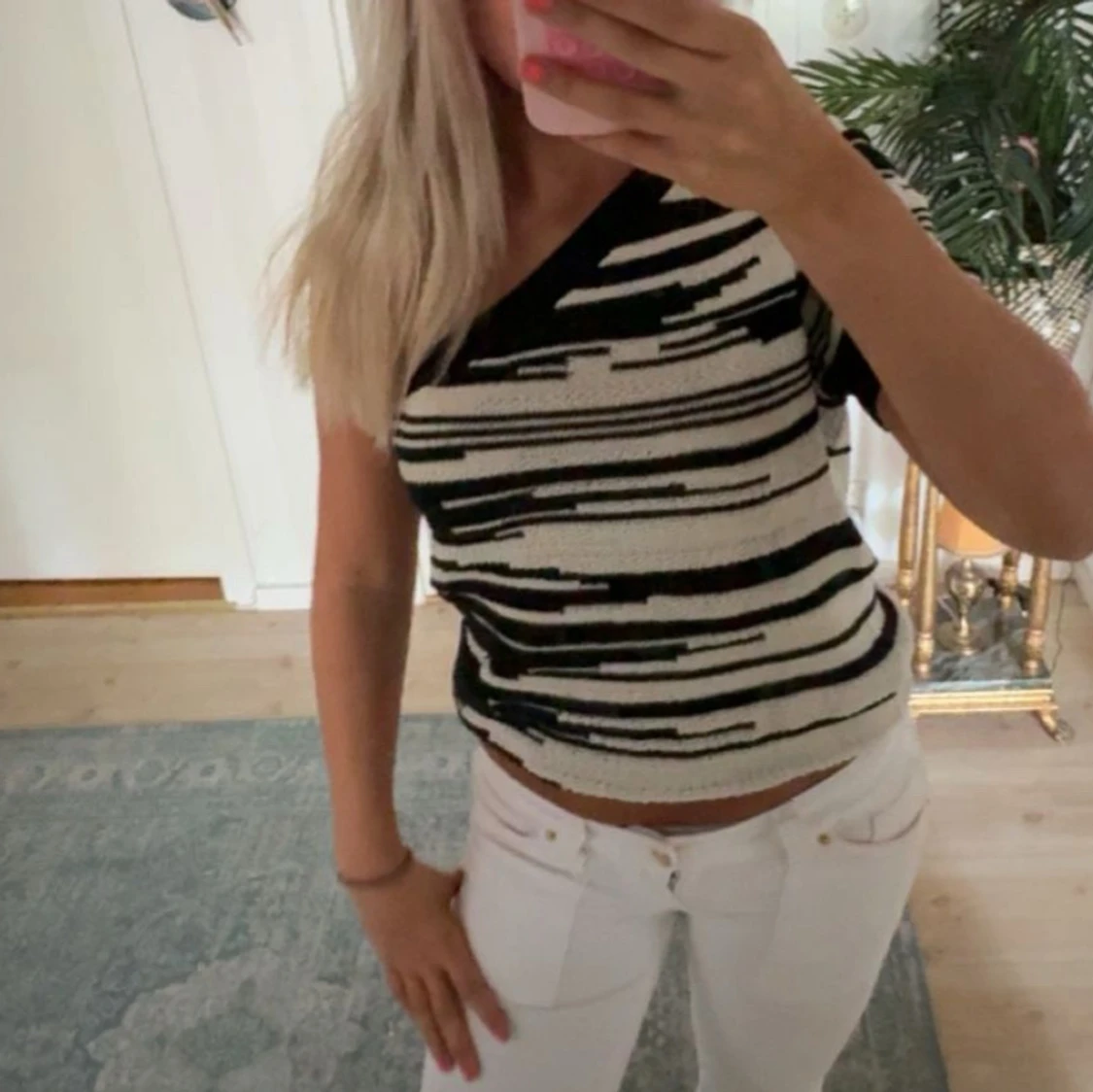 Svartvit stickad oneshoulder topp