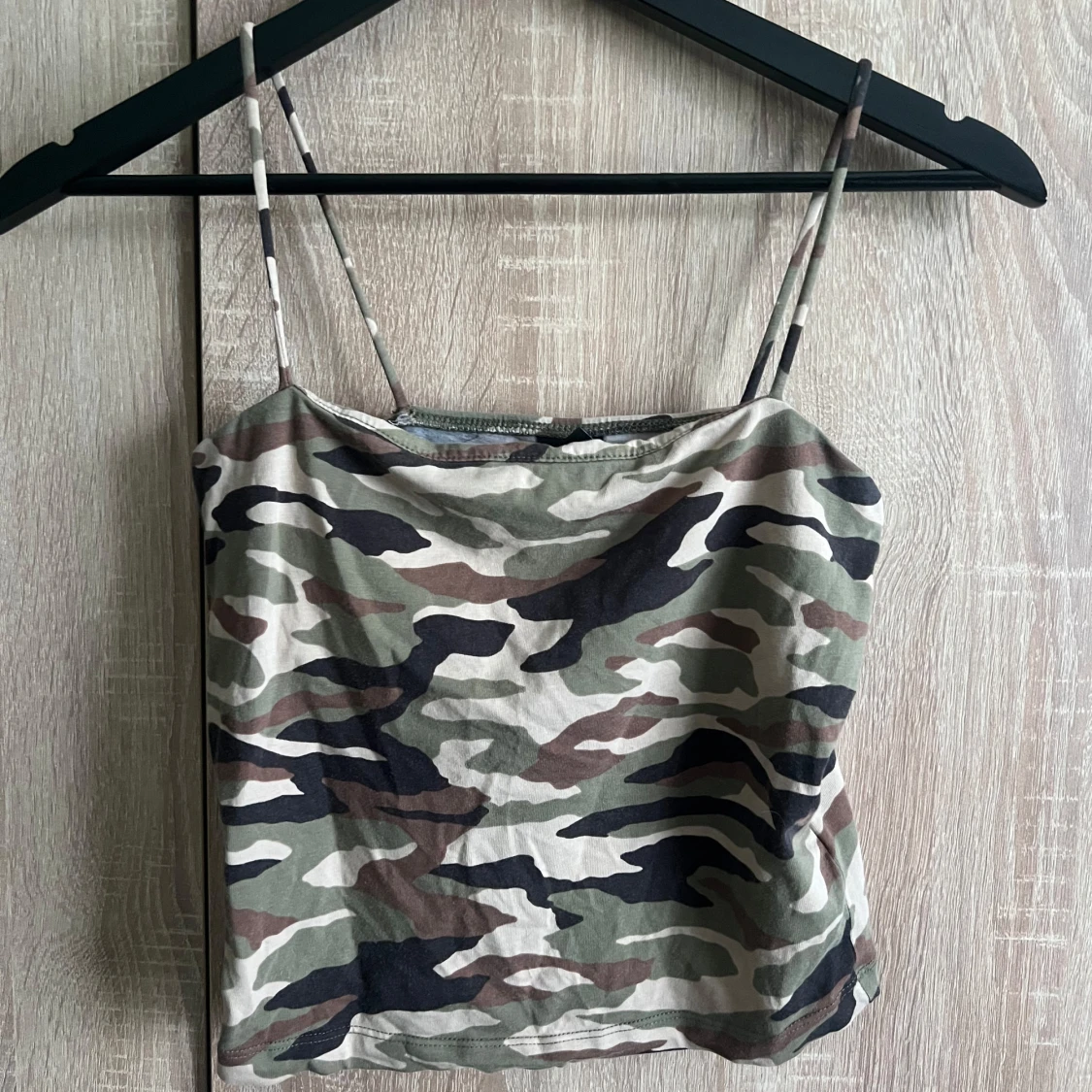 Camouflage linnetopp med smala band från Ginatricot