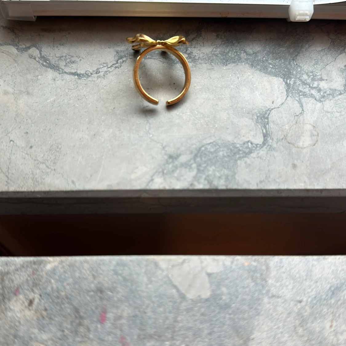 Guldig rosett-ring i metall - 2