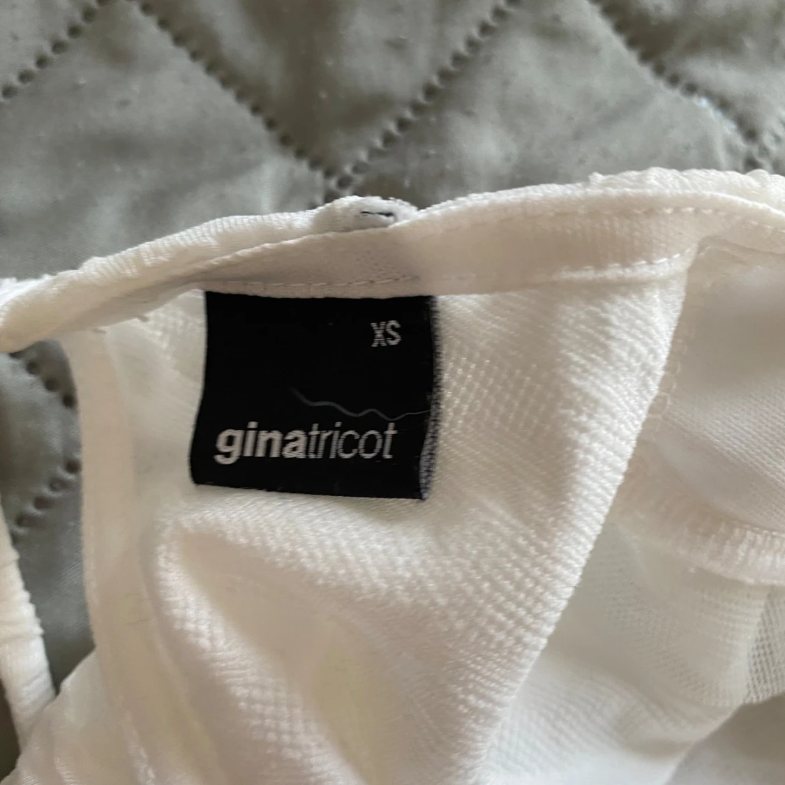 Vit kortklänning med puffärm Gina Tricot - 2