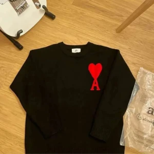 Stickad Ami Paris tröja - Skitfet stickad Ami Paris crewneck, perfekt för en backtoschool fit🏫💫 Skick 10/10, helt ny oanvänd ✅ Storlek Small/S✅ Nypris ca 4500, vårt pris 1099✅ 