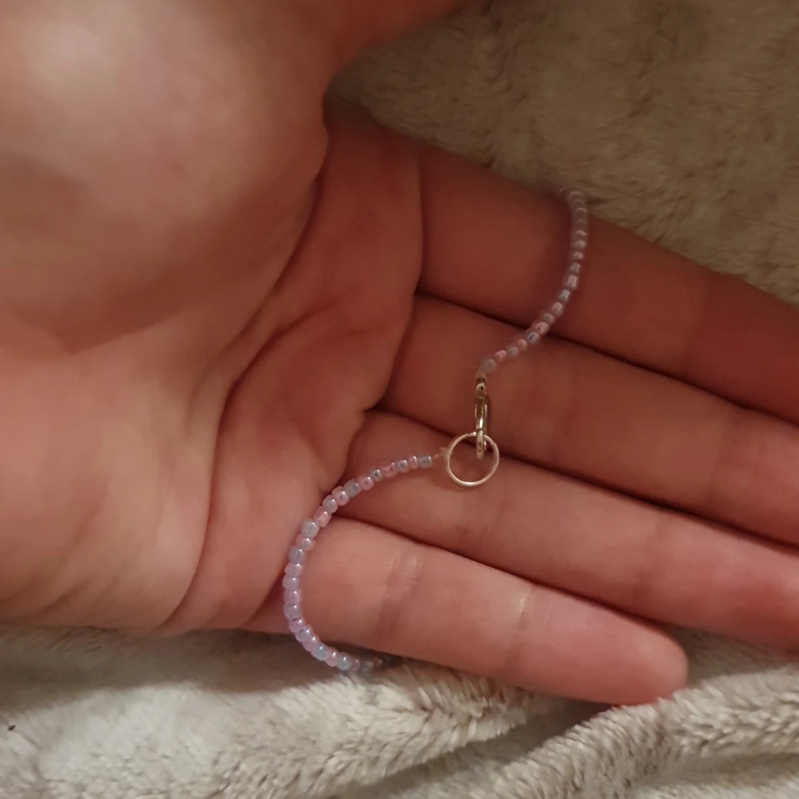 Blått och rosa pärlarmband med metallspänne - 2