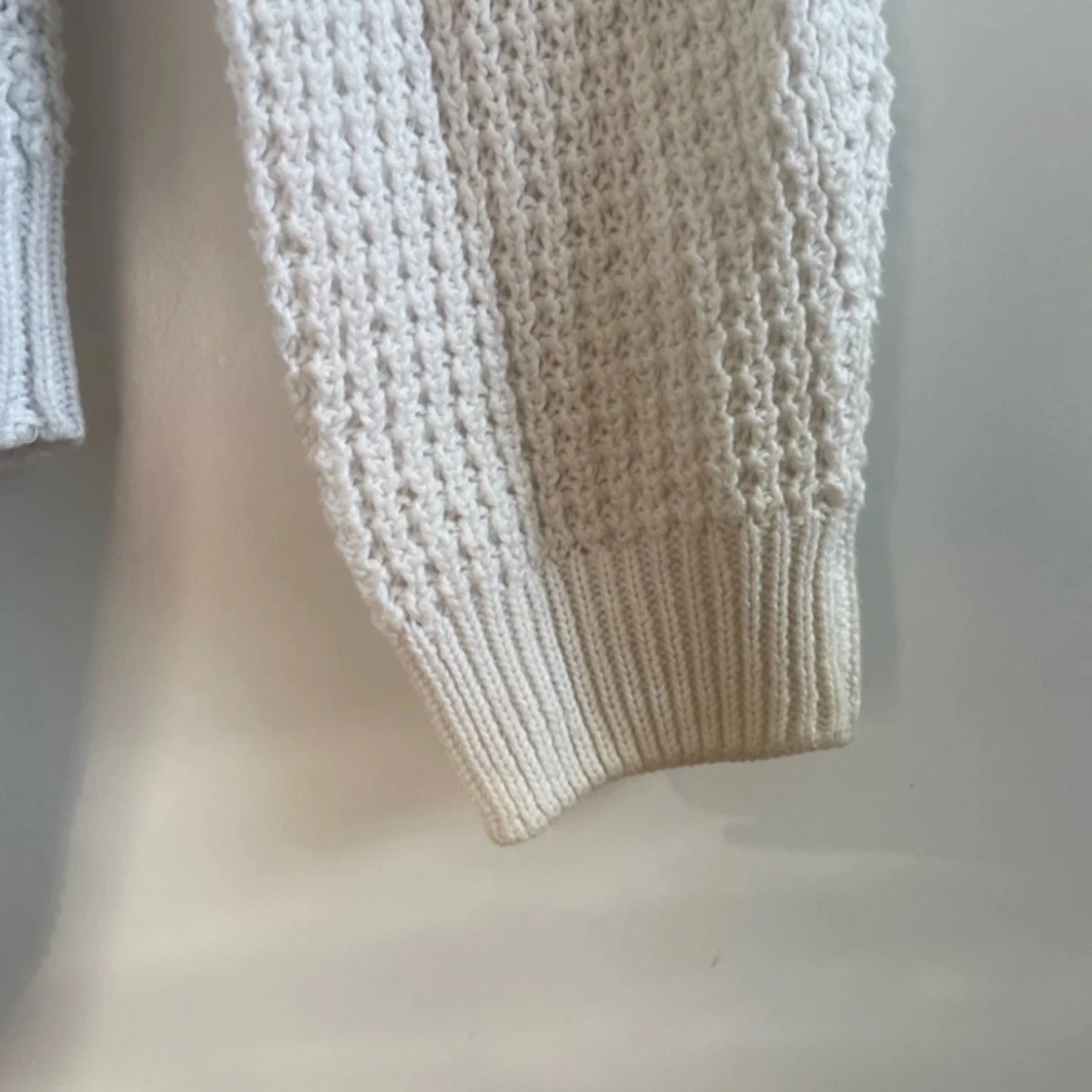 Vit stickad tröja med grov struktur - 1