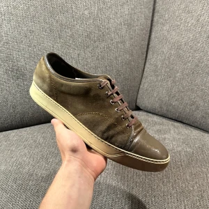 Lanvin cap toe - Säljer dessa fina Lanvins i storlek UK 10 som sitter som 44-45. Dom är ganska allmänt använda och har en liten slitning i hälen. Kommer med dustbag, nypris 4000 men säljs nu för endast 1199kr‼️‼️