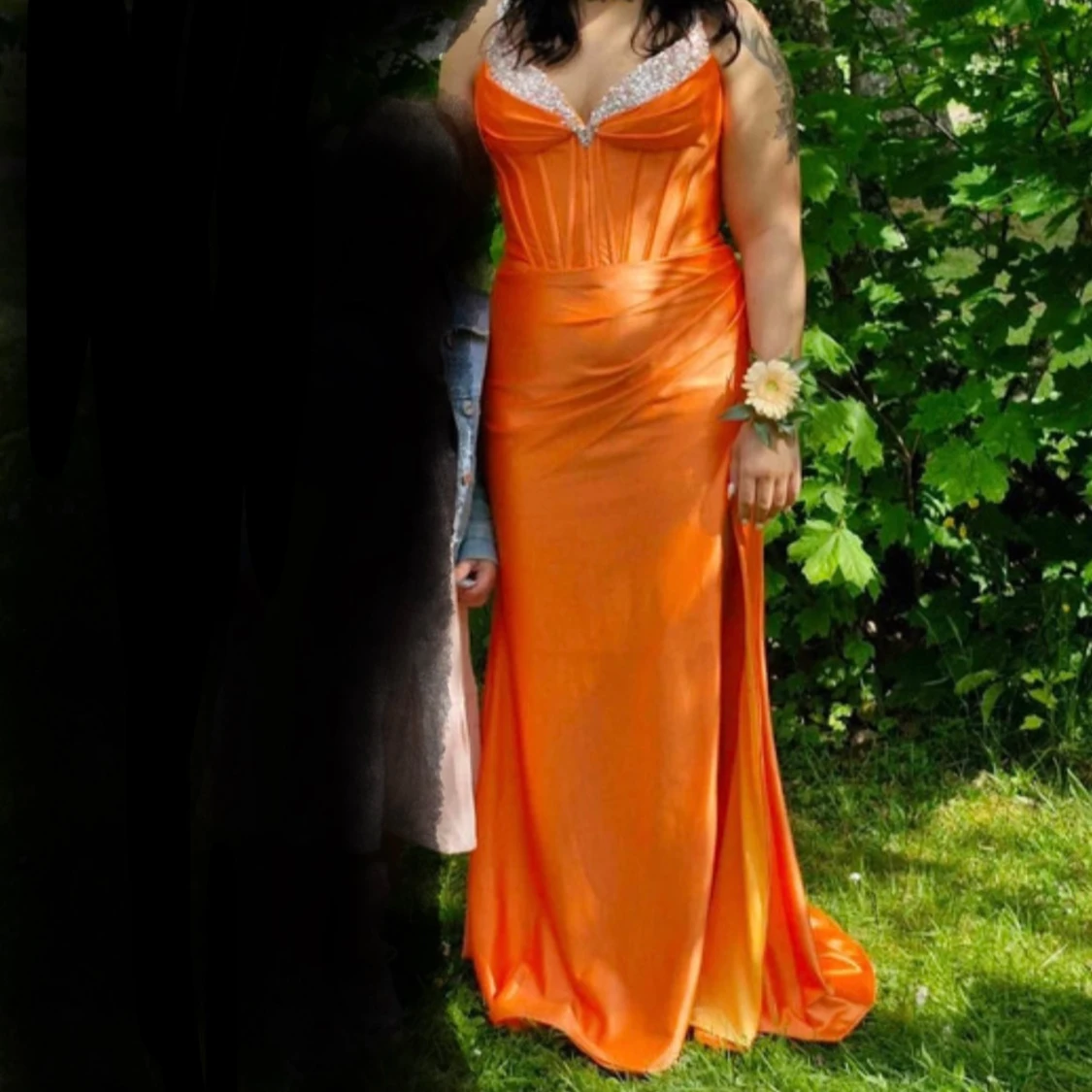 Orange långklänning med silvriga paljetter