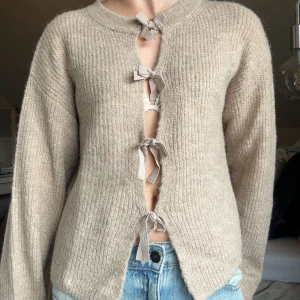 Beige stickad kofta med snörning - Superfint skick🤎.