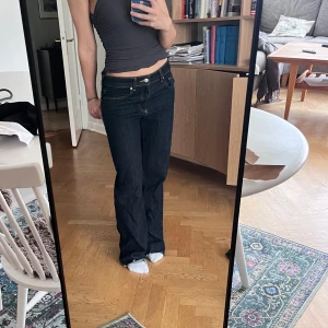 Low waist jeans - Mörkblå vida jeans med låg midja. Midjemått:37cm rakt över. Innerbenslängd: 80 cm. 