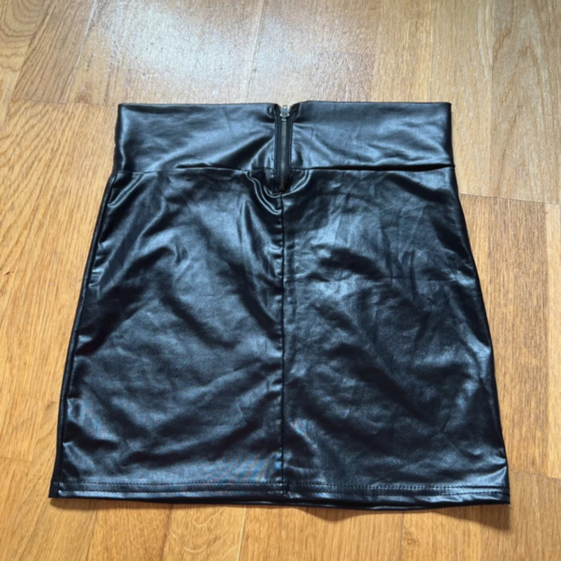 Svart kort kjol i skinnimitation - 1