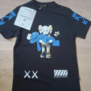 Off-White x KAWS svart t-shirt - Off-White x KAWS svart t-shirt i storleken M. Den är helt ny med kvitton från farfetched. Meddela gärna om du är intresserad 