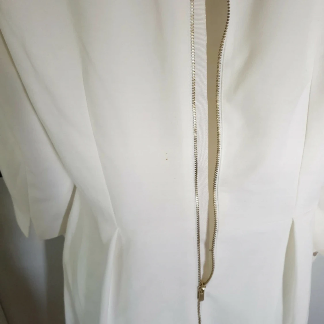 Vit kort klänning med knappar - 3