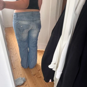 Miss sixty jeans - Otroligt snygga, lowwaist jeans från miss sixty! Jeansen är klippta så dom passar mig som är ca 162 cm. Säljes då dom tyvärr inte kommer till användning längre. Skriv för mått, priset är diskuterbart!💗