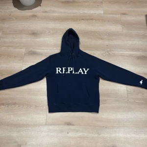 Marinblå hoodie från Replay - Säljer en marinblå hoodie från Replay eftersom att jag har växt ur den. Fungerar perfekt nu till vår och höst men också sommaren.  Den marinblåa färgen gör det möjligt att styla hoodien med det mesta. Ny pris ca 1000.