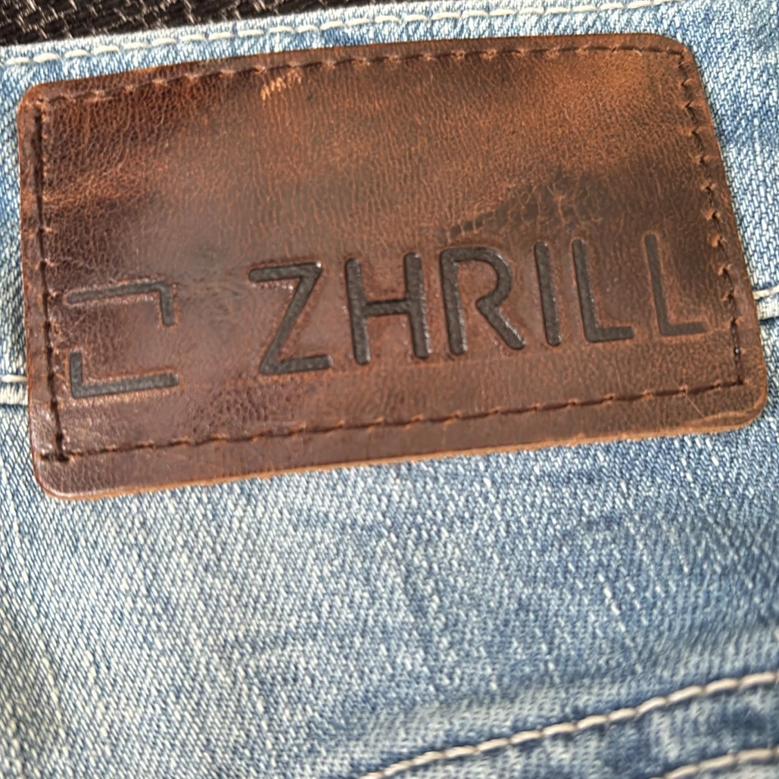 Blå patchade jeans från Zhrill - 2