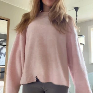Ljusrosa stickad tröja - Supermysig ljusrosa stickad tröja från Gina tricot! Säljer då den inte kommer till användning! Super fin och är i storlek M men passar även S! Vid snabb affär kan priset diskuteras 💞
