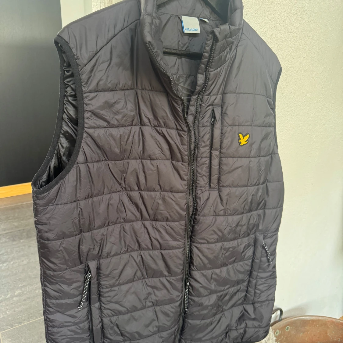 Svart dunväst från Lyle & Scott - 2