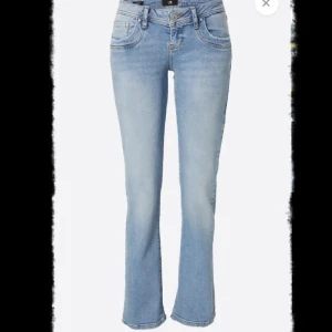 Bootcut ljusblå jeans från LTB - Snygga ljusblå jeans från LTB med klassisk femficksdesign och bootcut-ben. Jeansen har normal passform och är tillverkade i mjukt denim-material med lätt tvättad look. Perfekta för dig som gillar en avslappnad stil med lite retrovibe. 27/34. Jättefina jeans. Köp ej direkt❤️
