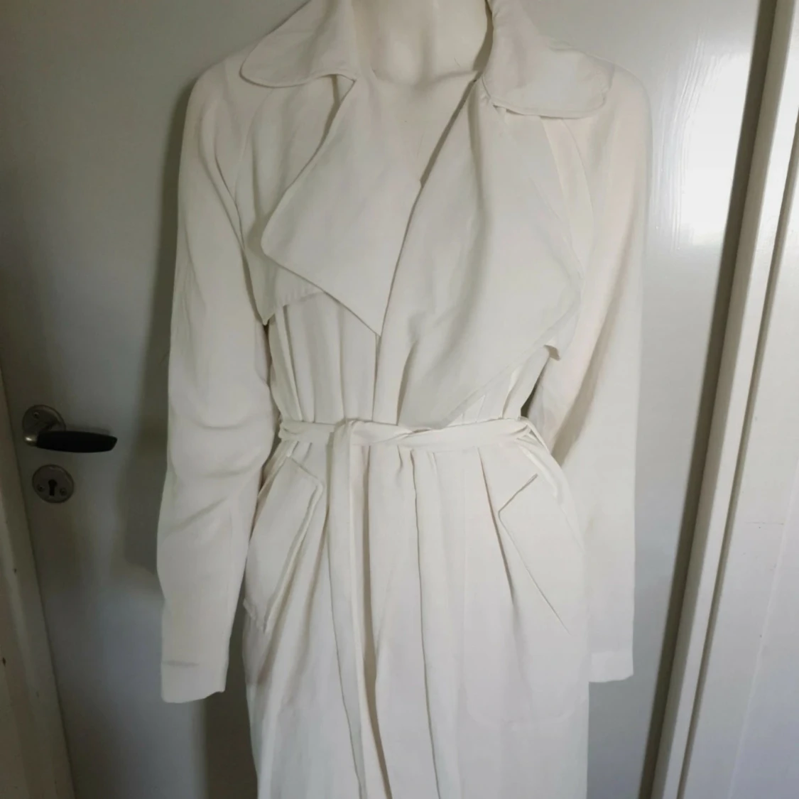Vit trenchcoat med bälte - 1