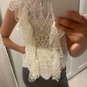 Zara topp med volanger  - Superfin somrig topp från Zara som har använts mycket få gånger 💛