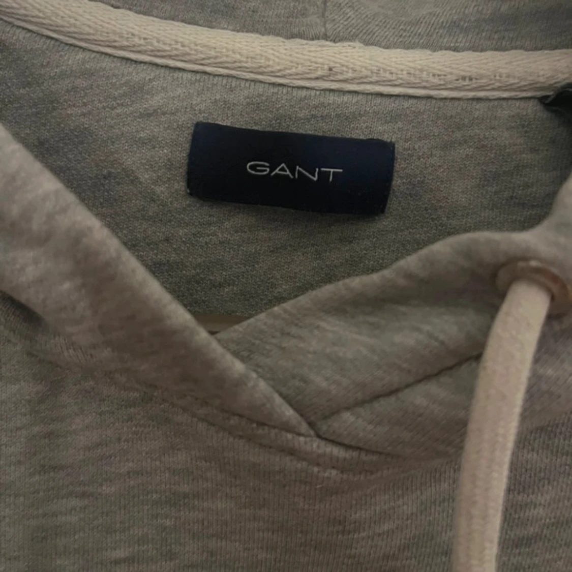 Grå hoodie från GANT - 1