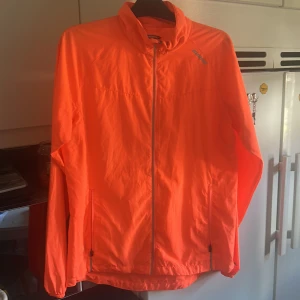 vindjacka  - hej! jag säljer en tunn vindjacka.