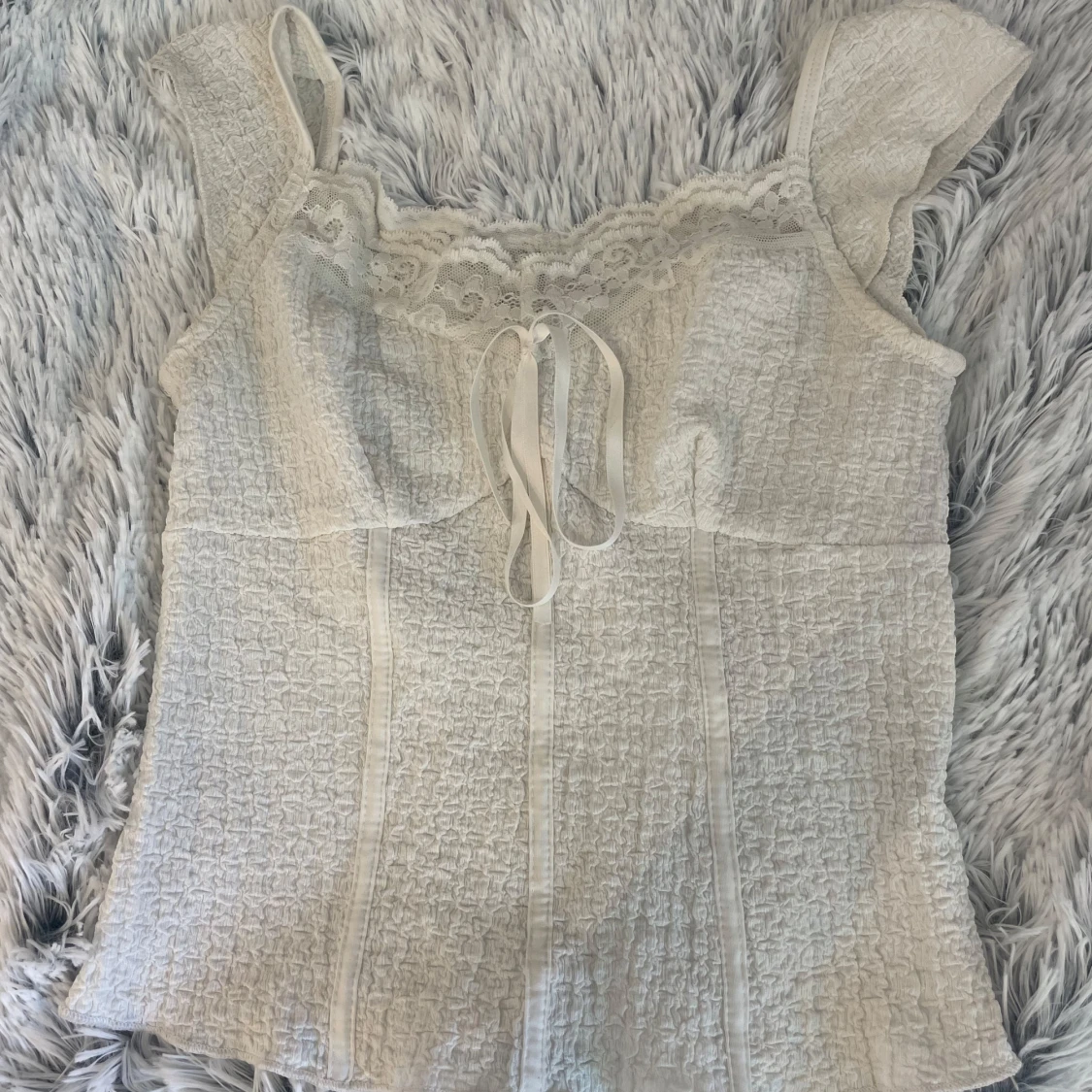 Vit blus med spets och knyt - 1