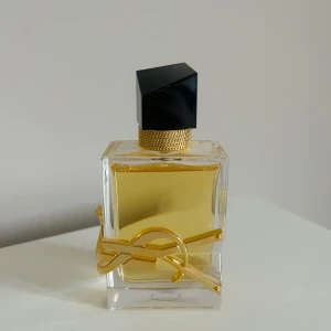 Yves Saint Laurent Libre  - Yves Saint Laurent Libre, 50 ml. Äkta och inköpt på Kicks, säljes pga. att den inte kommer till användning. Använd endast ett fåtal gånger.