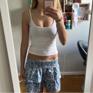 Blåvit volangkjol från Gina Tricot - Kjol som även kan användas som topp