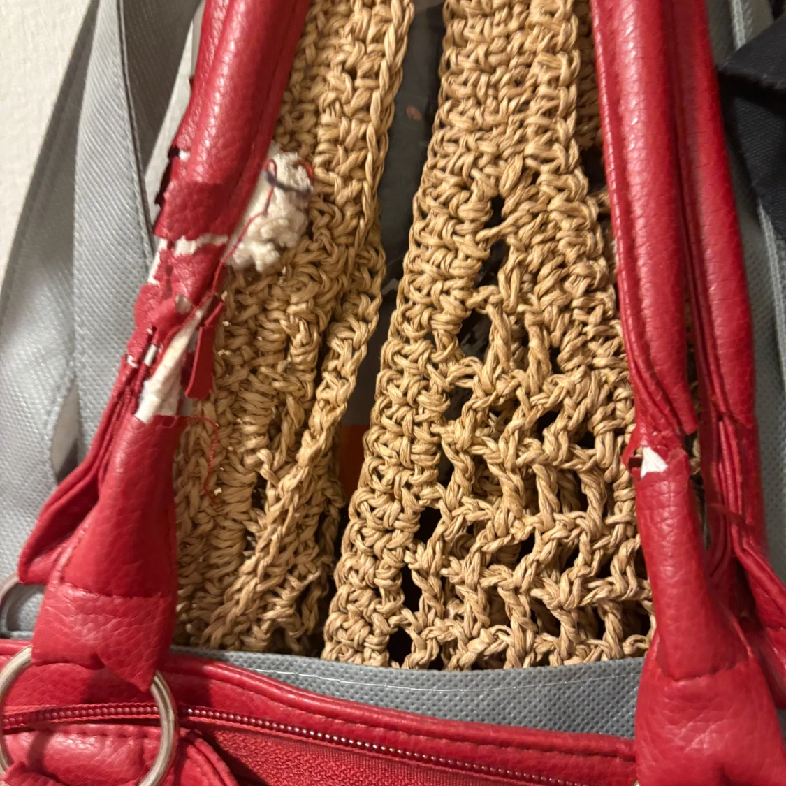 Röd axelväska i skinn med dragkedja - 1