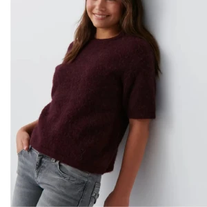 Vinröd stickad t-shirt - Mysig stickad t-shirt ifrån Gina tricot, den är i storlek 158/164 vilket jag skulle säga motsvarar ca storlek xxs/xs. Jättebra skick och inga defekter, Tveka inte på att höra av dig vid frågor eller funderingar!❤️