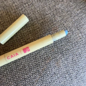 SÖKES! Blå eyeliner från CAIA - Sökes detta eyeliner