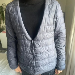 snygg höstjacka  - säljer denna snygga jacka från uniqlo. perfekt nu till hösten. köpt för 700 kr använd ett fåtal gånger 