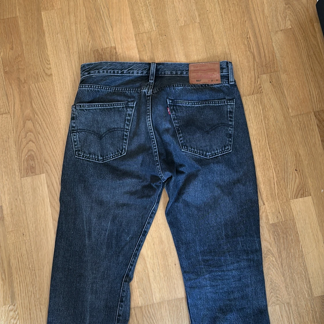 Levi's 501 mörk gråa jeans  - 1