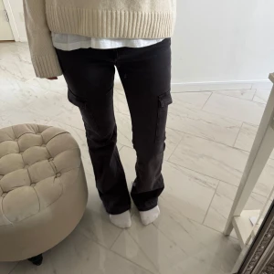 Mango jeans - Så så coola jeans från mango med fickor på sidorna, knappt använda, jag är 163 cm.