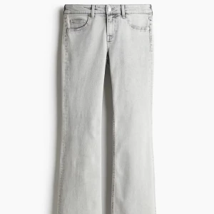 Lågmidjade jeans - Säljer dessa ljusgråa lågmidjade jeansen från H&M som inte passar mig längre🩶🩶