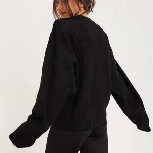 Stickad tröja - Säljer denna svarta stickade tröja från Nelly. Har använts men är fortfarande i fint skick. Säljs eftersom den inte längre kommer till användning. 🩷