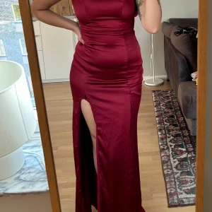 Bröllopsklänning  - Använd vid ett tillfälle när jag var brudtärna! Men säljer billigt pga av det finns ett hål som jag är säker på att är lätt att fixas hos en syman.  Klänningen är i storlek 34, men jag har gått upp sedan jag använde den så får inte igen dragkedjan som ni ser på bilden. 