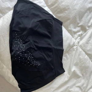 Konståkningskjol  - Svårt konståkningskjol köpt för ett tag sedan men inte används alls mycket. Mycket fint skick, ser princip ny ut.