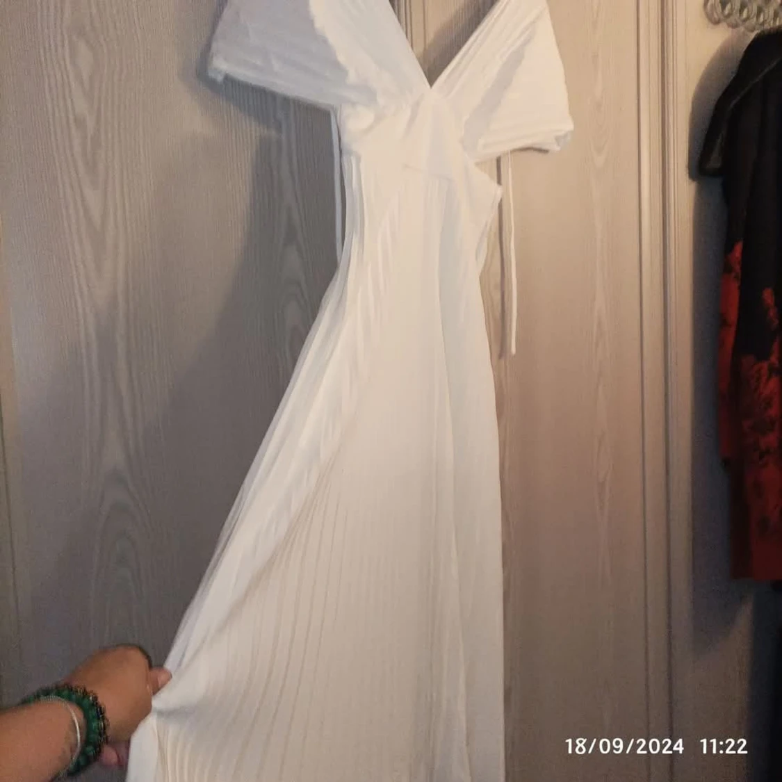 Vit långklänning med omlott och plissering - 1