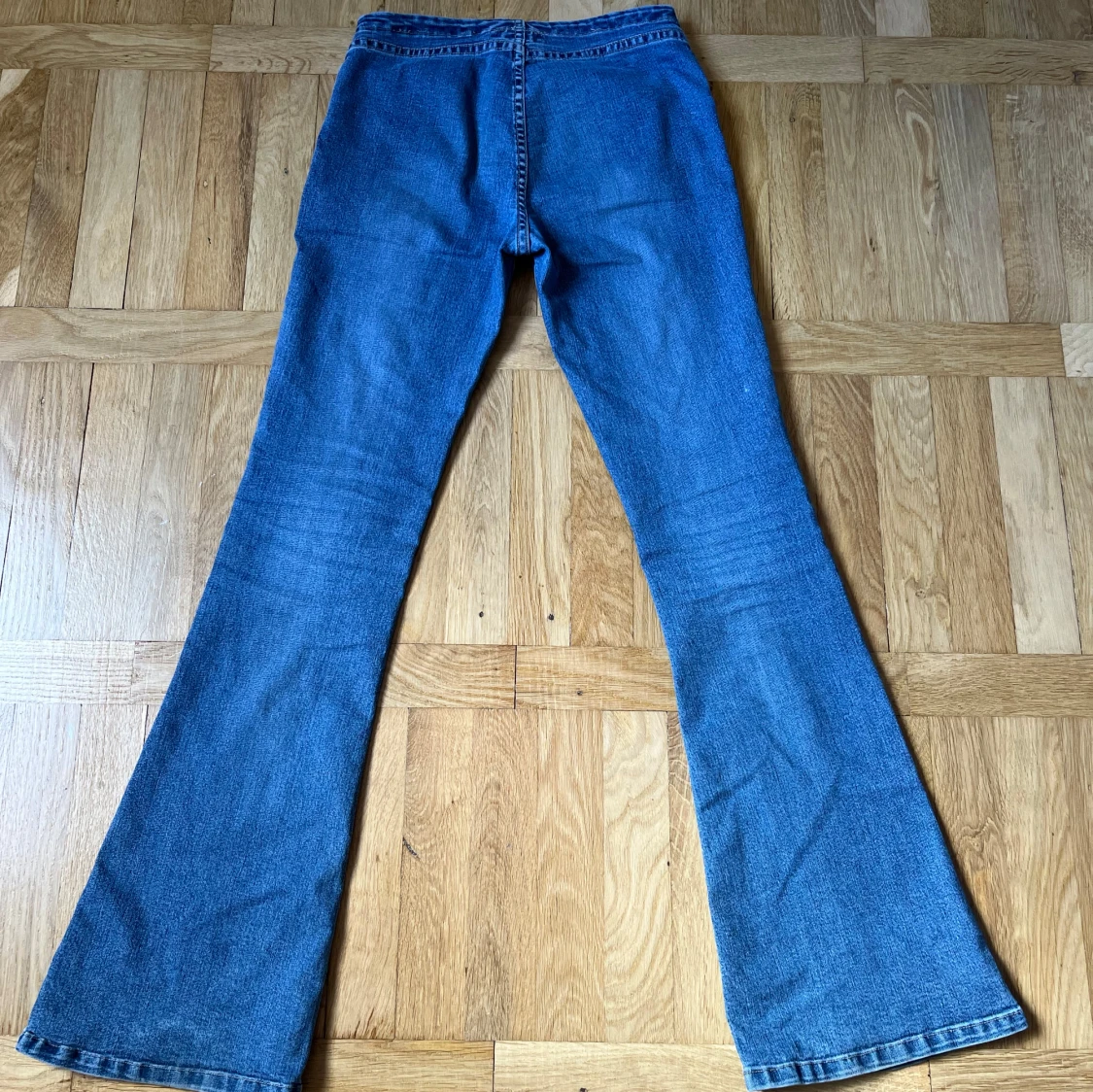 Utsvängda jeans - 1